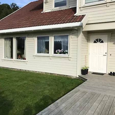 Apartment Med Nydelig Utsikt Pa Leknes!